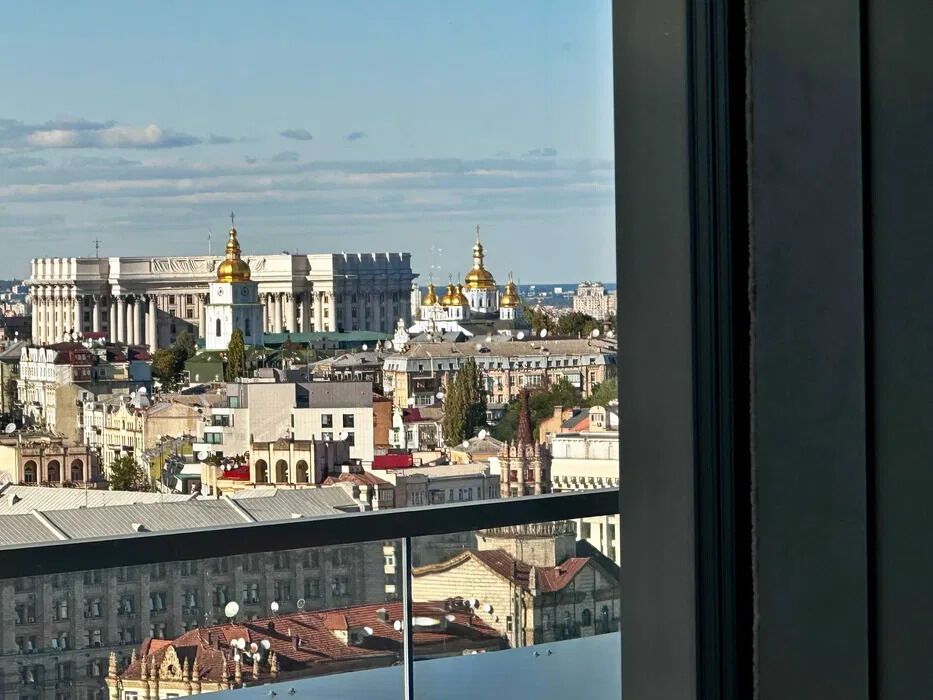 Міський пейзаж з вікна квартири