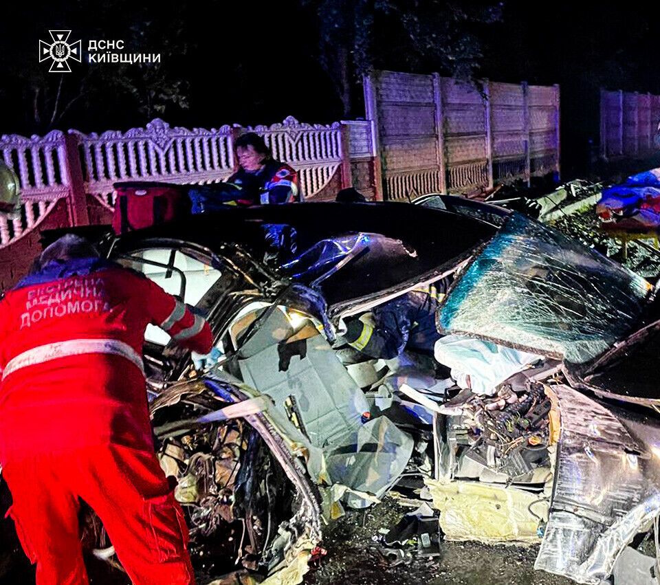 На Киевщине спасатели деблокировали тело ребенка из салона искореженного BMW. Подробности ДТП и фото