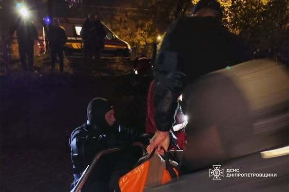 В Днепре водолазы спасли девушку, которая прыгнула с моста в реку. Фото