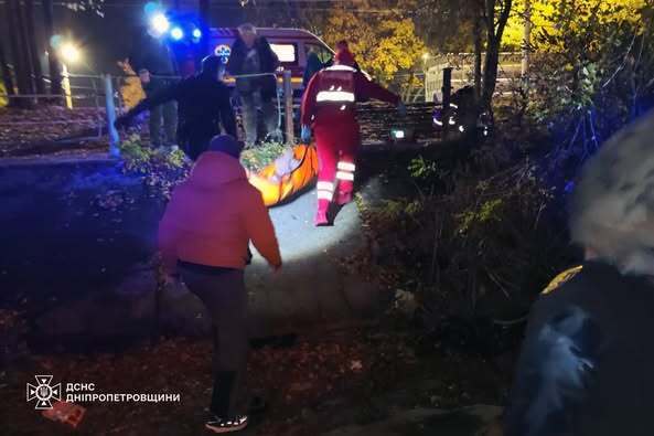 В Днепре водолазы спасли девушку, которая прыгнула с моста в реку. Фото