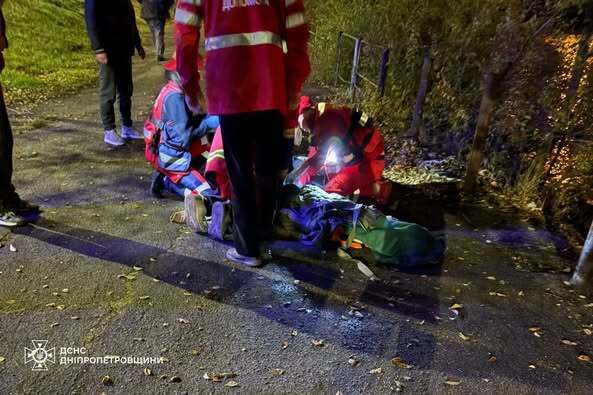 В Днепре водолазы спасли девушку, которая прыгнула с моста в реку. Фото