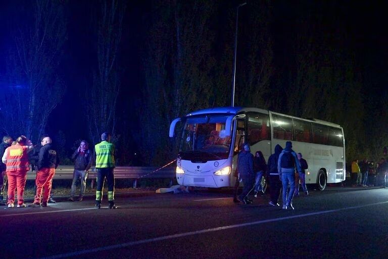В Италии болельщики баскетбольной команды забросали камнями автобус фанатов соперников: погиб водитель. Фото и видео