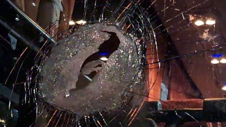 В Италии болельщики баскетбольной команды забросали камнями автобус фанатов соперников: погиб водитель. Фото и видео