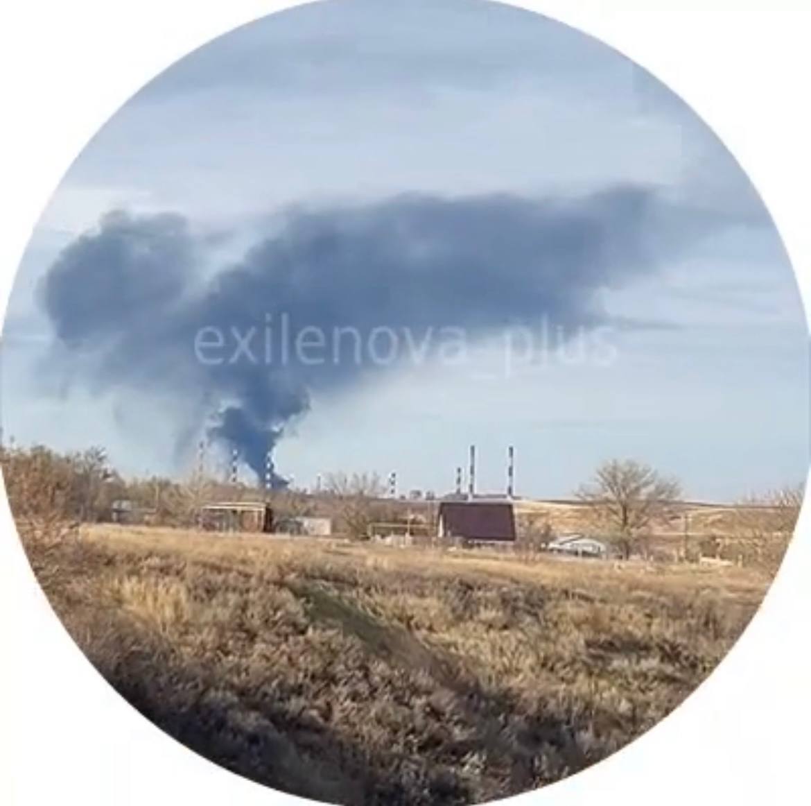 Дым виден издалека: на территории Оренбургского газоперерабатывающего завода снова масштабный пожар. Фото и видео