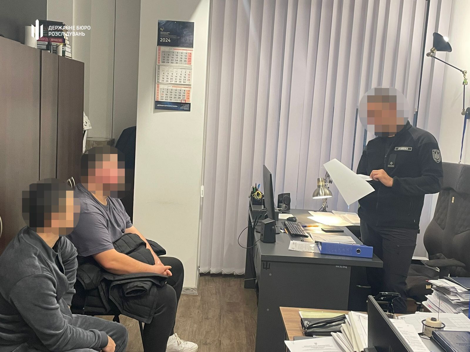 В Киеве сообщили о подозрении полицейским, которые избили мужчину возле здания РТЦК. Подробности, фото и видео