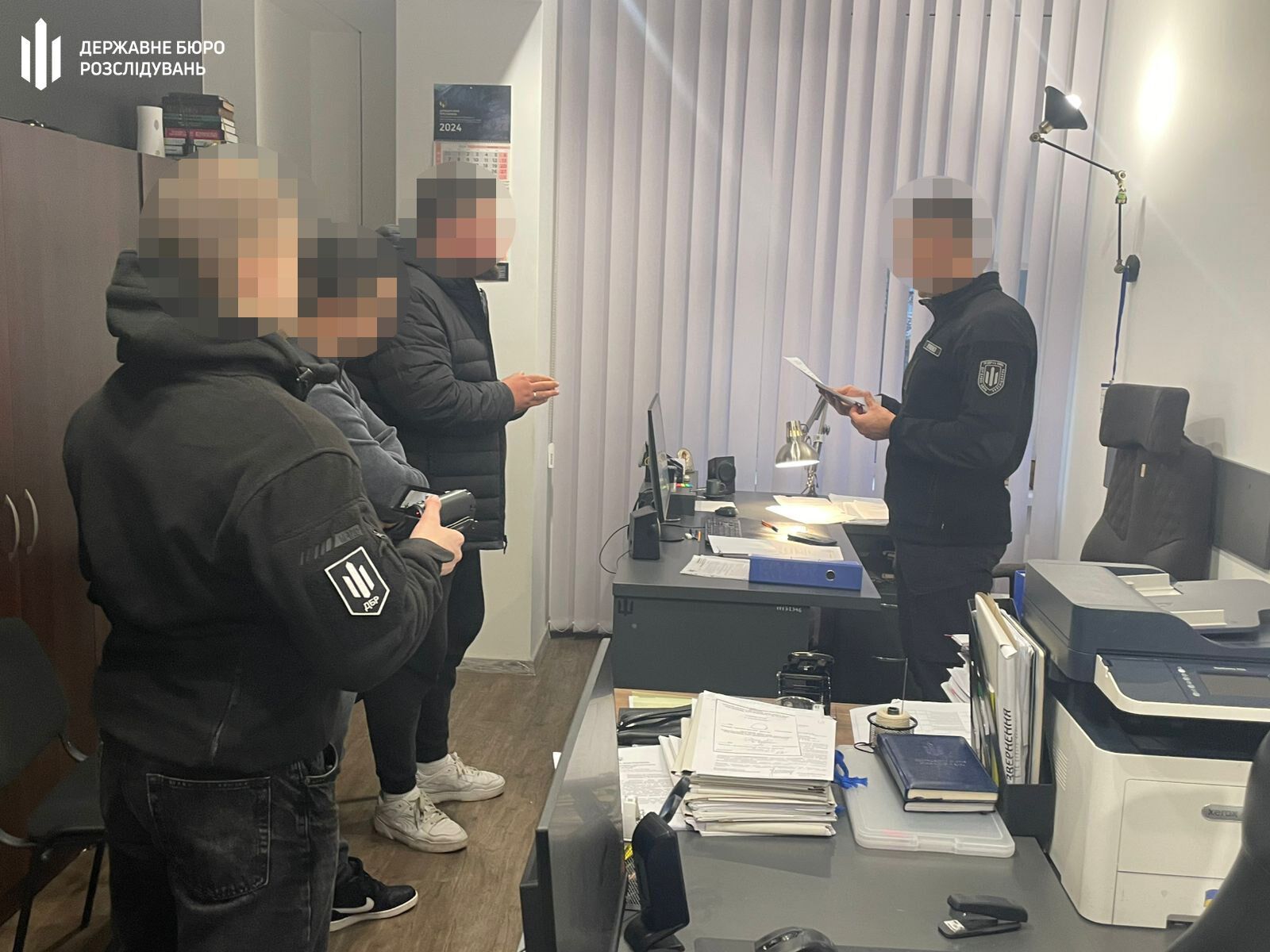 В Киеве сообщили о подозрении полицейским, которые избили мужчину возле здания РТЦК. Подробности, фото и видео