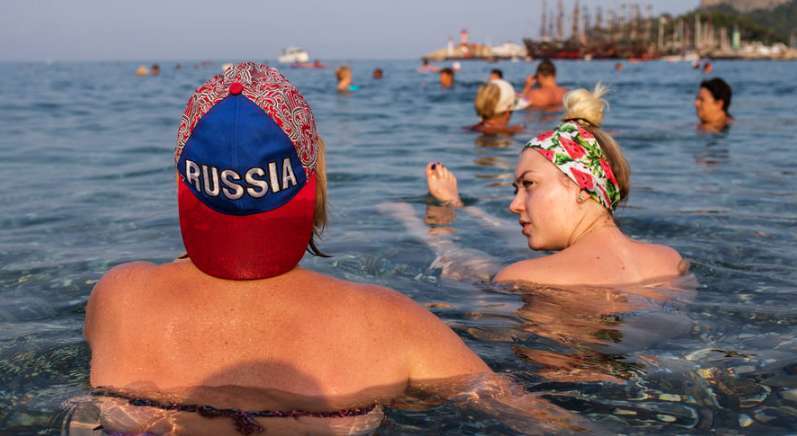 Росіянам тут не місце: як за час війни змінилося ставлення до громадян РФ за кордоном