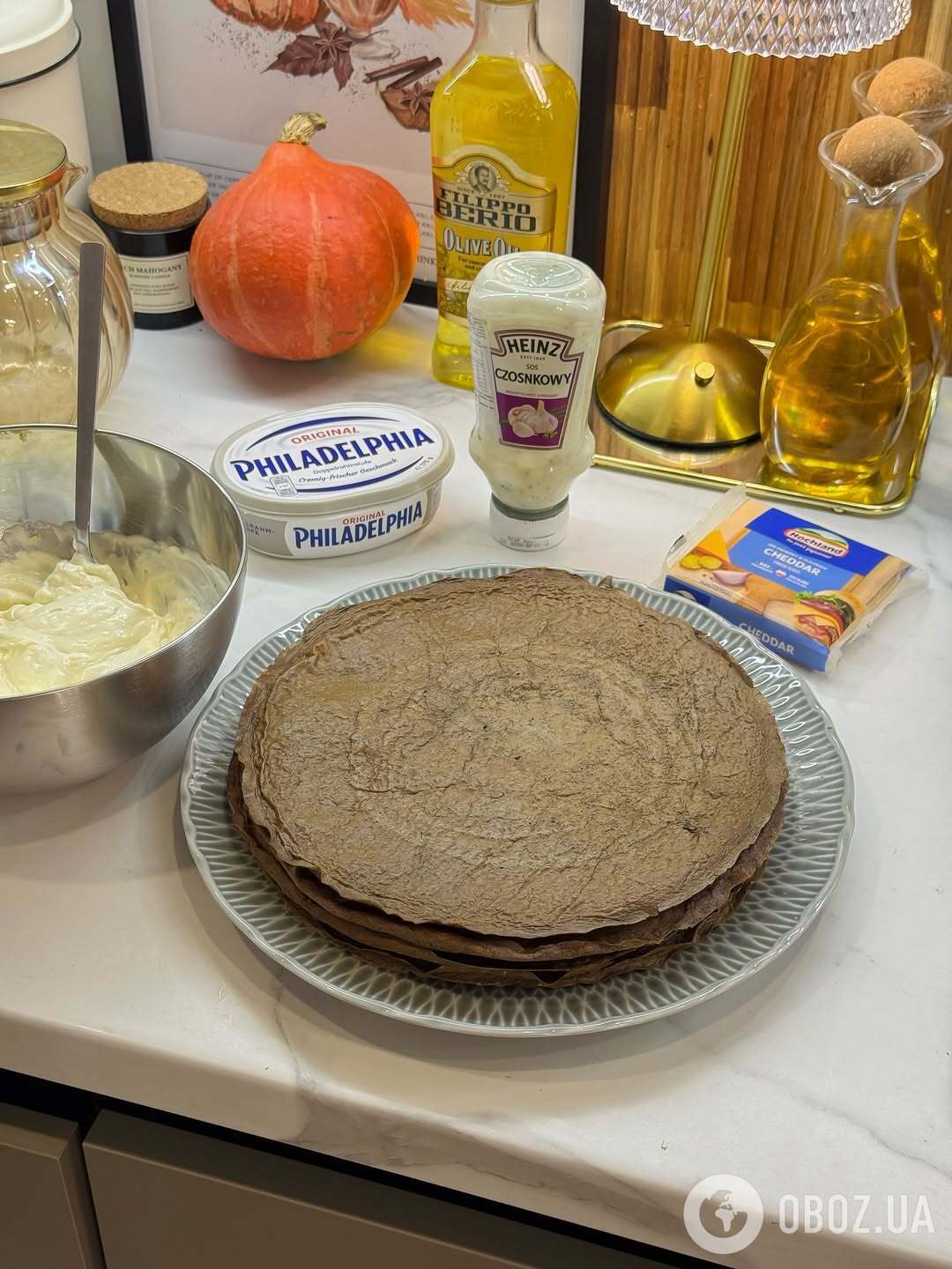 Вкусный печеночный торт с оригинальной начинкой: самый простой рецепт вкусной закуски