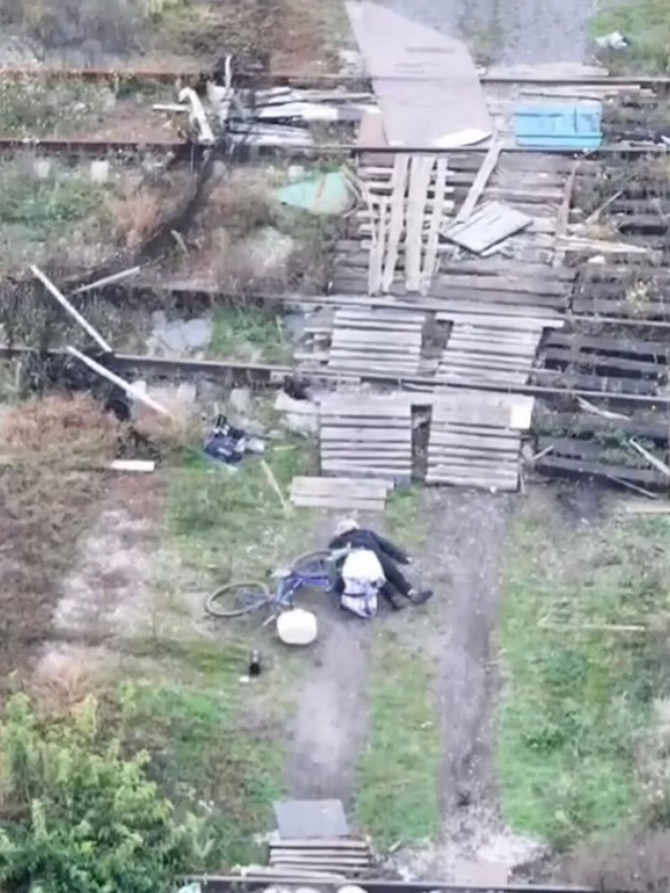 Російські військові розстріляли мирних жителів у Покровську. Фото і відео
