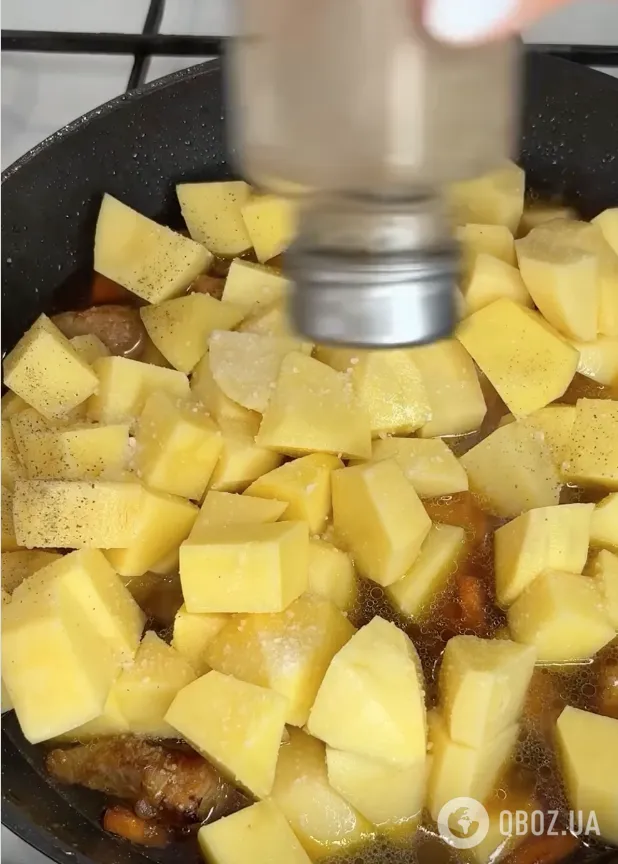 Як приготувати смачну тушковану картоплю з м'ясом: ділимося найкращим рецептом