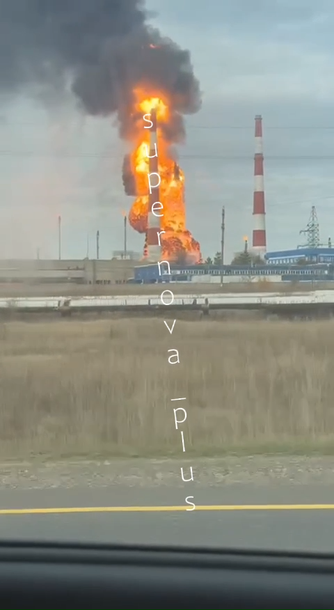 Дым виден издалека: на территории Оренбургского газоперерабатывающего завода снова масштабный пожар. Фото и видео