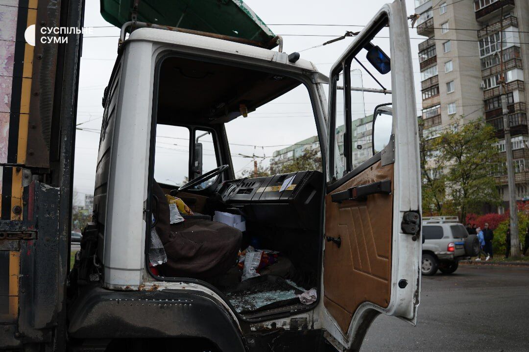 Враг попал по перекрестку в Сумах: повреждены машины, 12 пострадавших. Фото