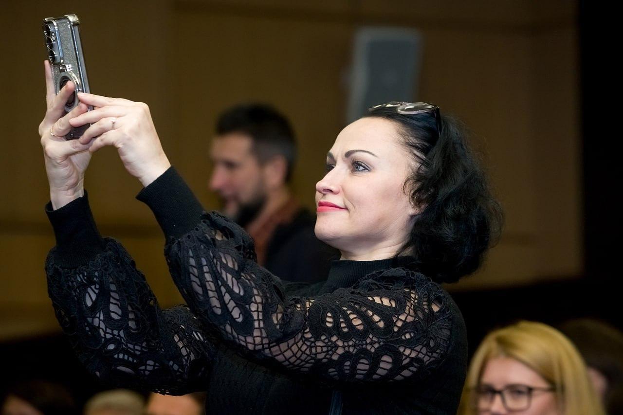 "Точка исцеления": в Днепре презентовали фильм о ветеране, который нашел силы жить через искусство