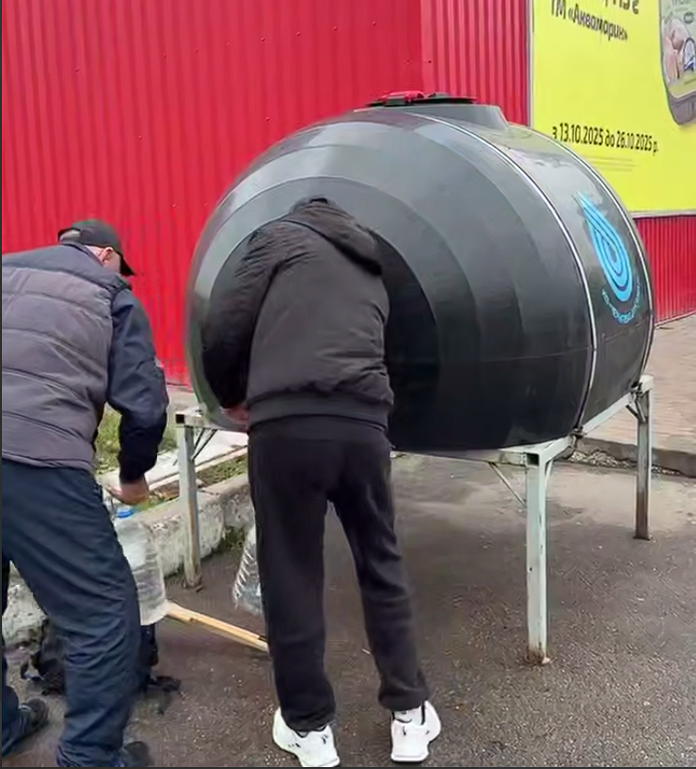 Люди набирають воду в цистернах