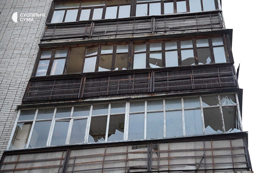 Враг попал по перекрестку в Сумах: повреждены машины, 12 пострадавших. Фото