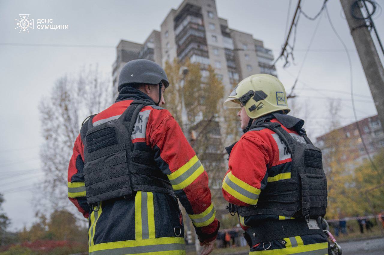 Враг попал по перекрестку в Сумах: повреждены машины, 12 пострадавших. Фото
