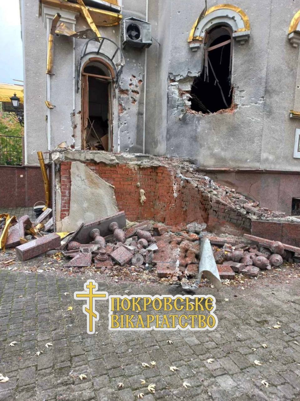 Снаряд пробив стіну: у Мирнограді російські військові пошкодили храм Святого мученика Віктора Халкідонського. Фото