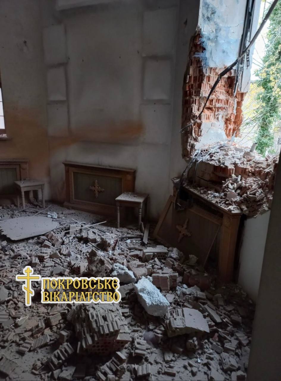 Снаряд пробив стіну: у Мирнограді російські військові пошкодили храм Святого мученика Віктора Халкідонського. Фото