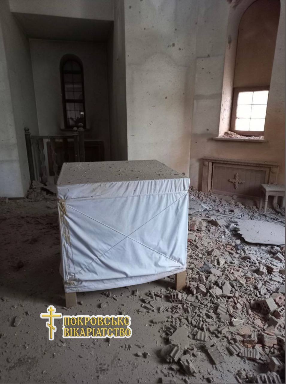 Снаряд пробив стіну: у Мирнограді російські військові пошкодили храм Святого мученика Віктора Халкідонського. Фото