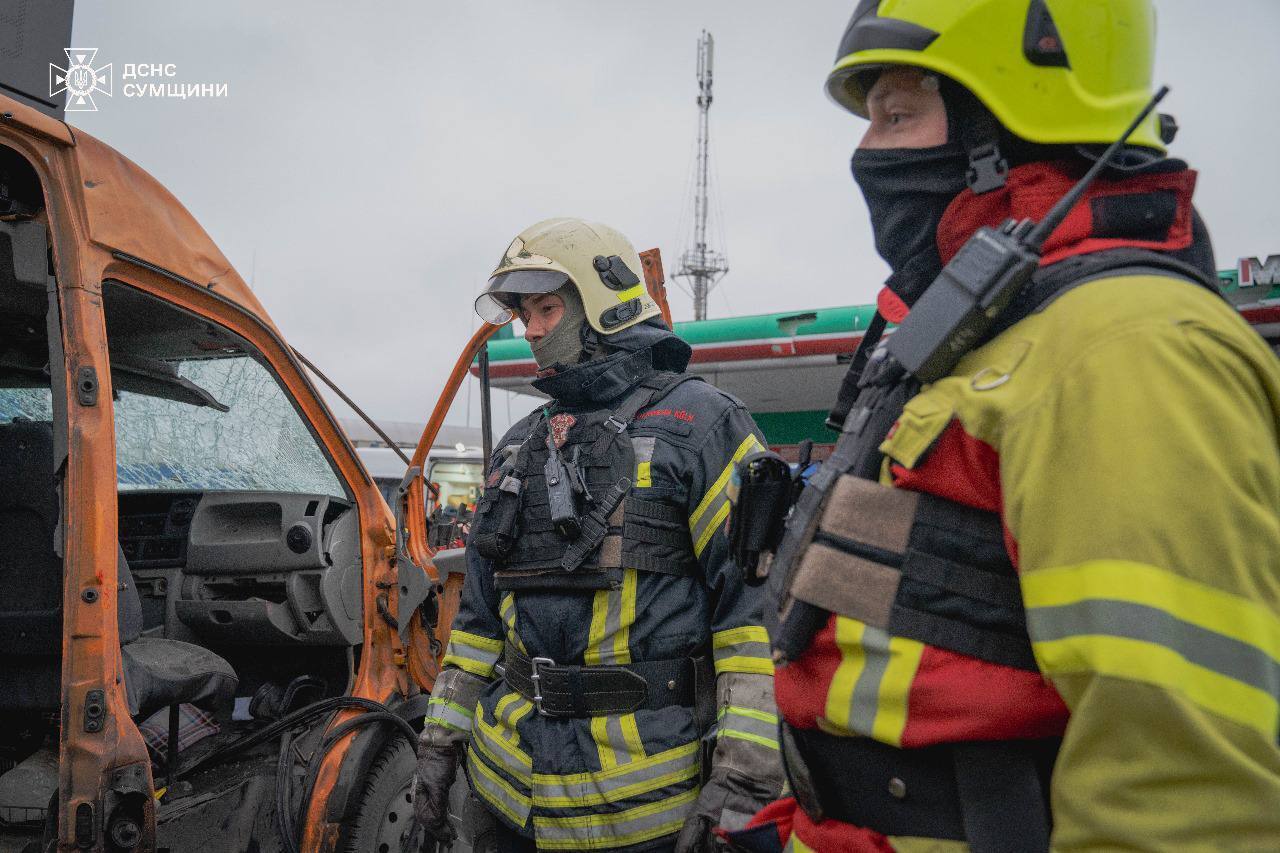 Враг попал по перекрестку в Сумах: повреждены машины, 12 пострадавших. Фото