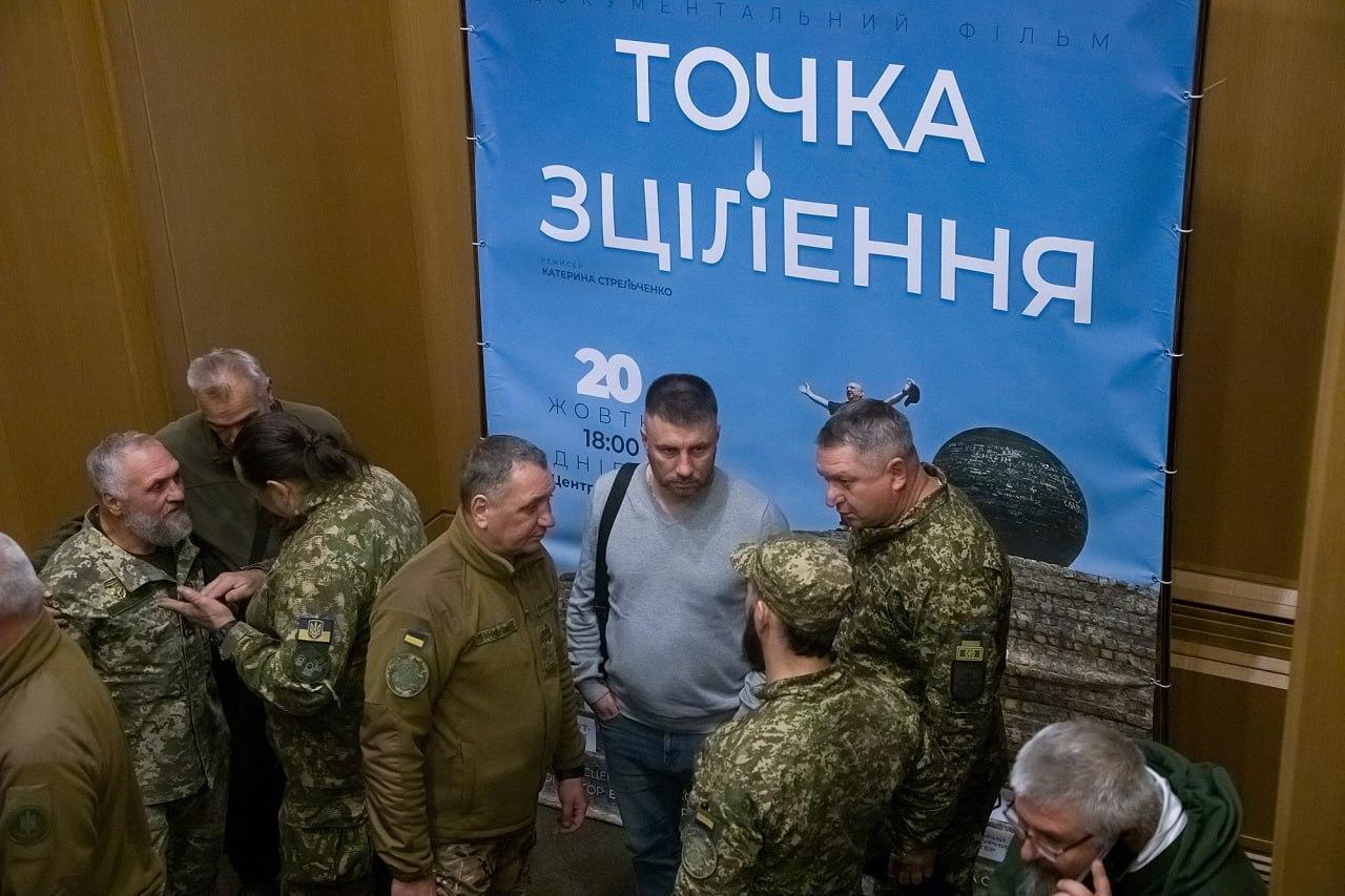 "Точка исцеления": в Днепре презентовали фильм о ветеране, который нашел силы жить через искусство