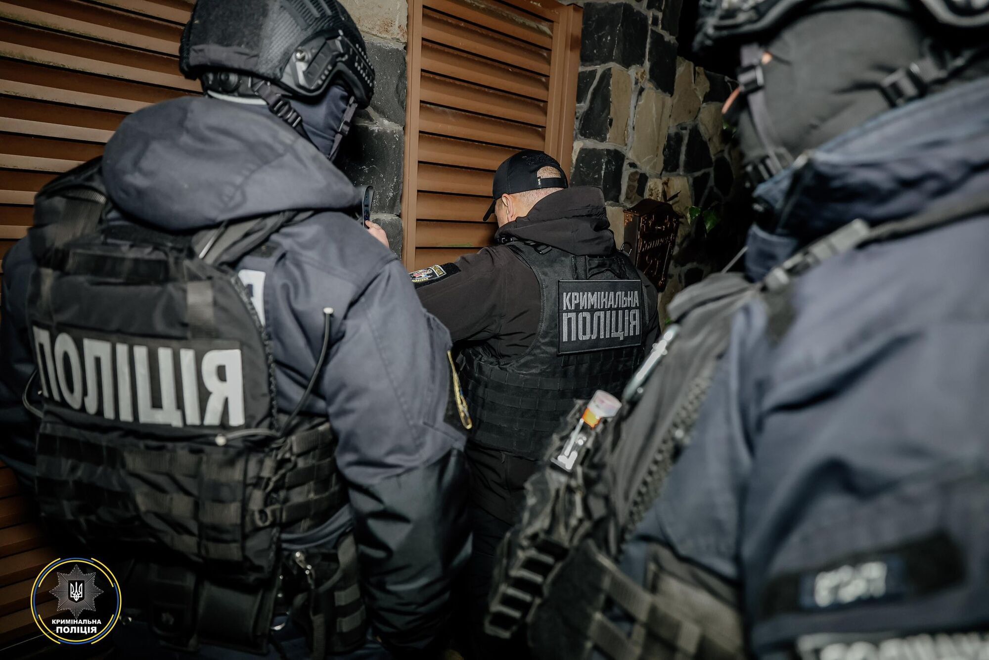 Продавали "амулети" військовим для "захисту" на фронті та хворим: поліцейські викрили шахраїв, які діяли в Україні. Фото й відео