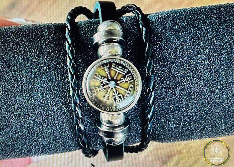 Продавали "амулети" військовим для "захисту" на фронті та хворим: поліцейські викрили шахраїв, які діяли в Україні. Фото й відео