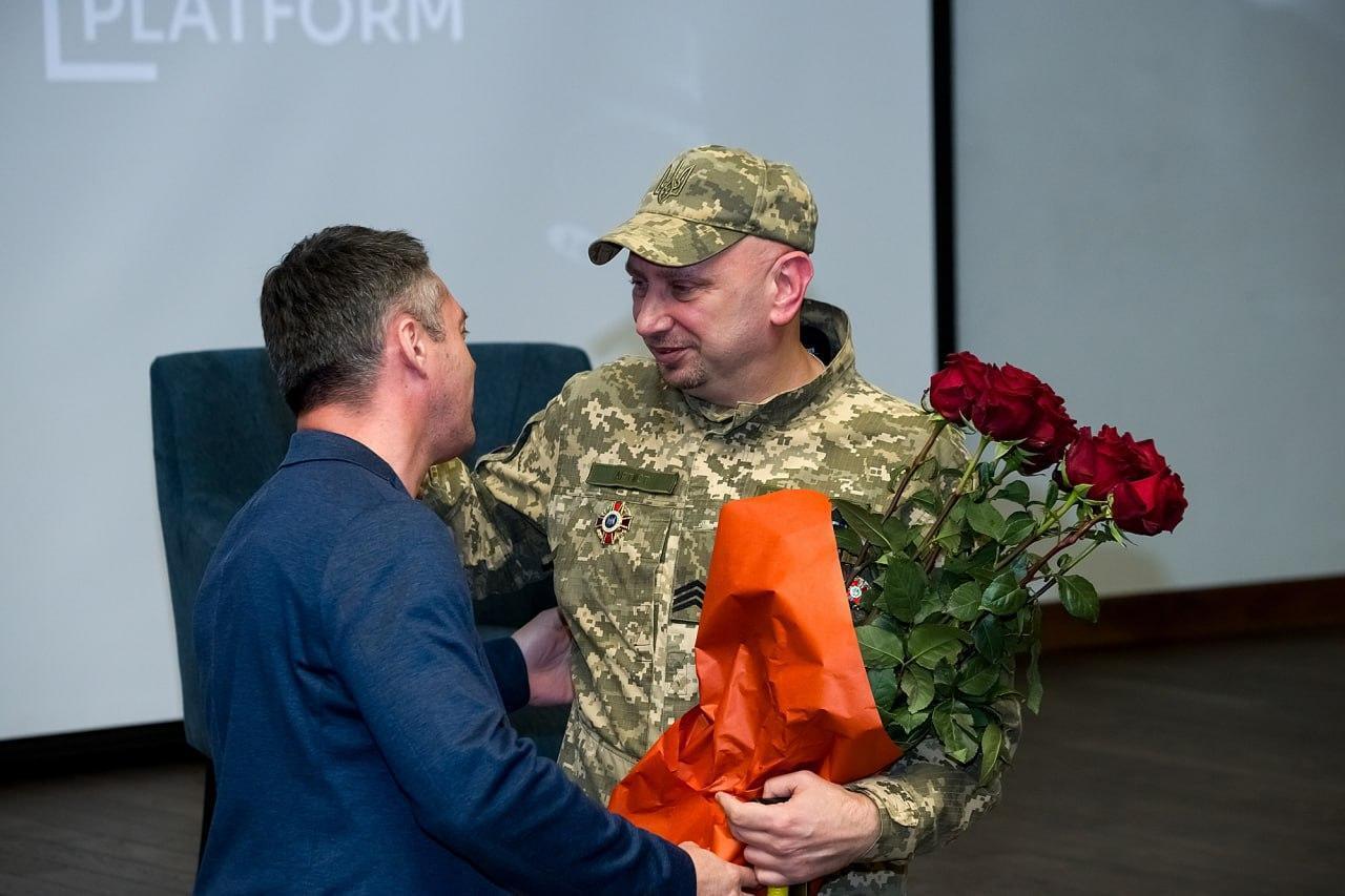 "Точка исцеления": в Днепре презентовали фильм о ветеране, который нашел силы жить через искусство