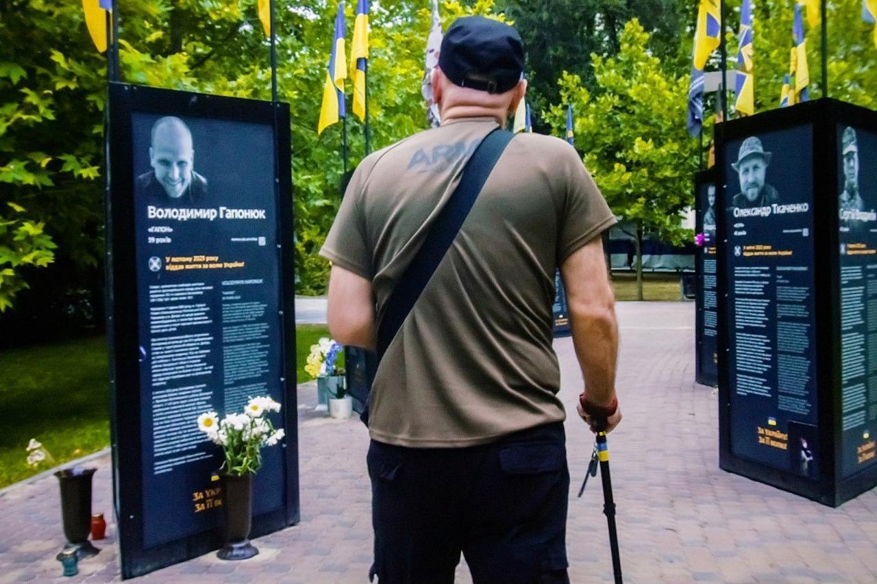 "Точка исцеления": в Днепре презентовали фильм о ветеране, который нашел силы жить через искусство