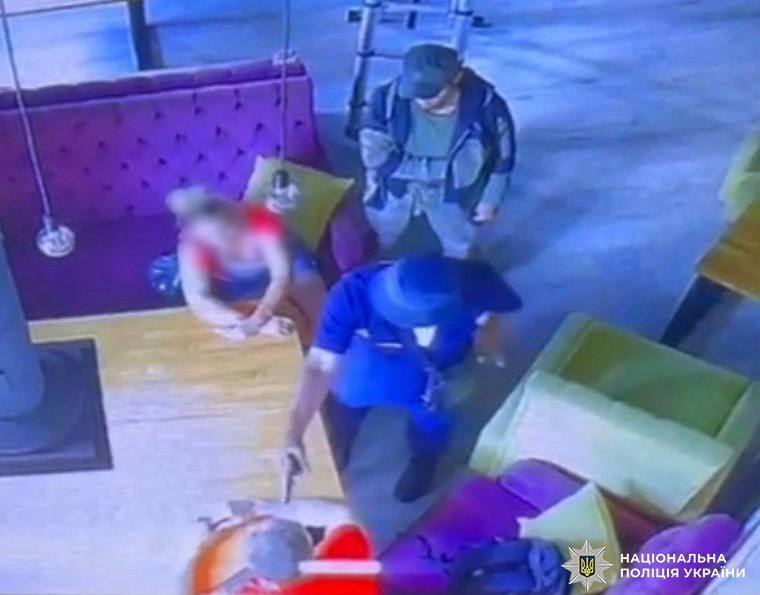 В Киеве двое мужчин, угрожая топором и пистолетом, "выбивали" в кафе зарплату для знакомой. Подробности и фото