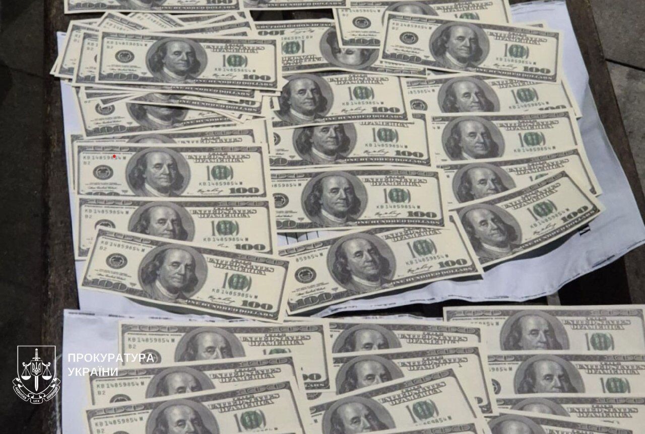 В Киеве экс-патрульный полицейский за $10 тыс. обещал мужчине трудоустройство ради брони. Подробности и фото