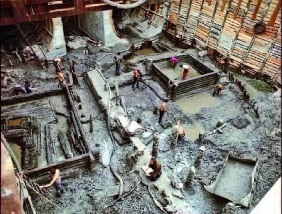 Під час будівництва метро на Подолі під землею знайшли вулицю часів Київської Русі. Фото