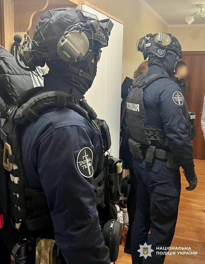 Продавали "амулети" військовим для "захисту" на фронті та хворим: поліцейські викрили шахраїв, які діяли в Україні. Фото й відео