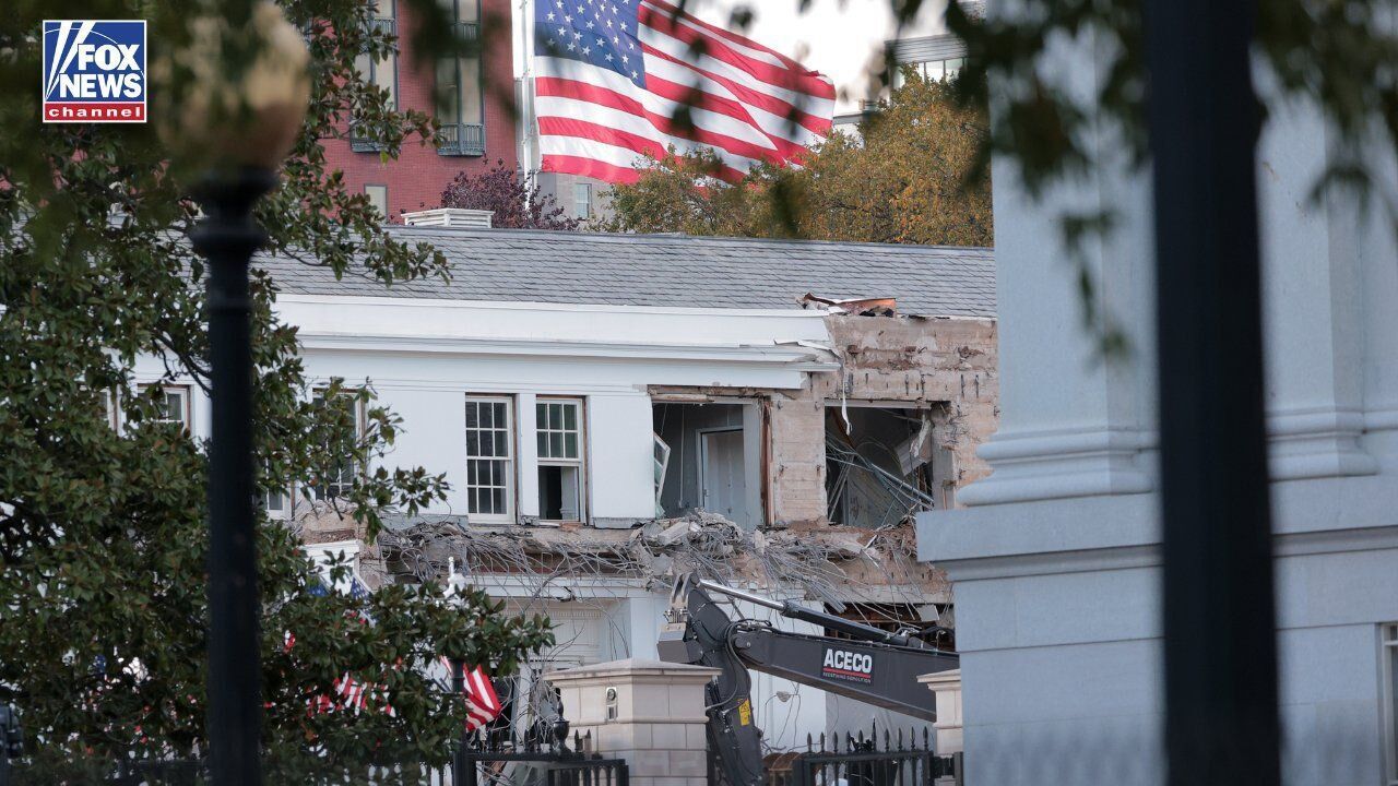 Часть Белого дома начали сносить, чтобы освободить место для бального зала Трампа стоимостью 250 млн долларов. Фото и видео