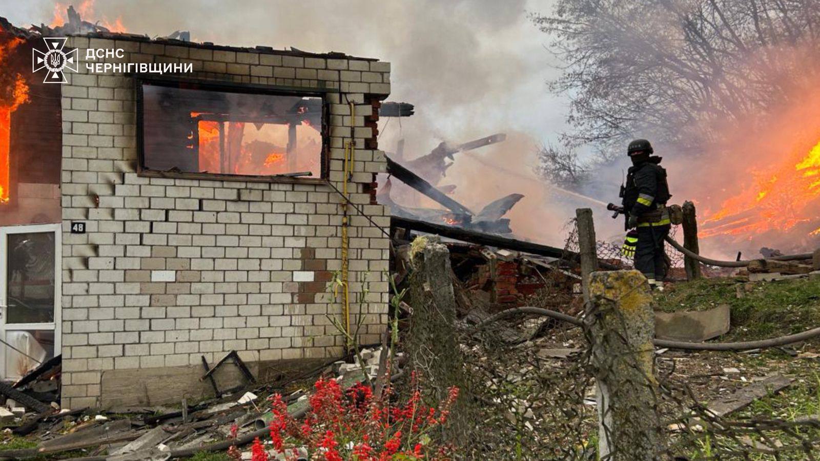 Росія підступно вдарила по Новгород-Сіверському: четверо загиблих, серед постраждалих – дівчинка. Фото й відео