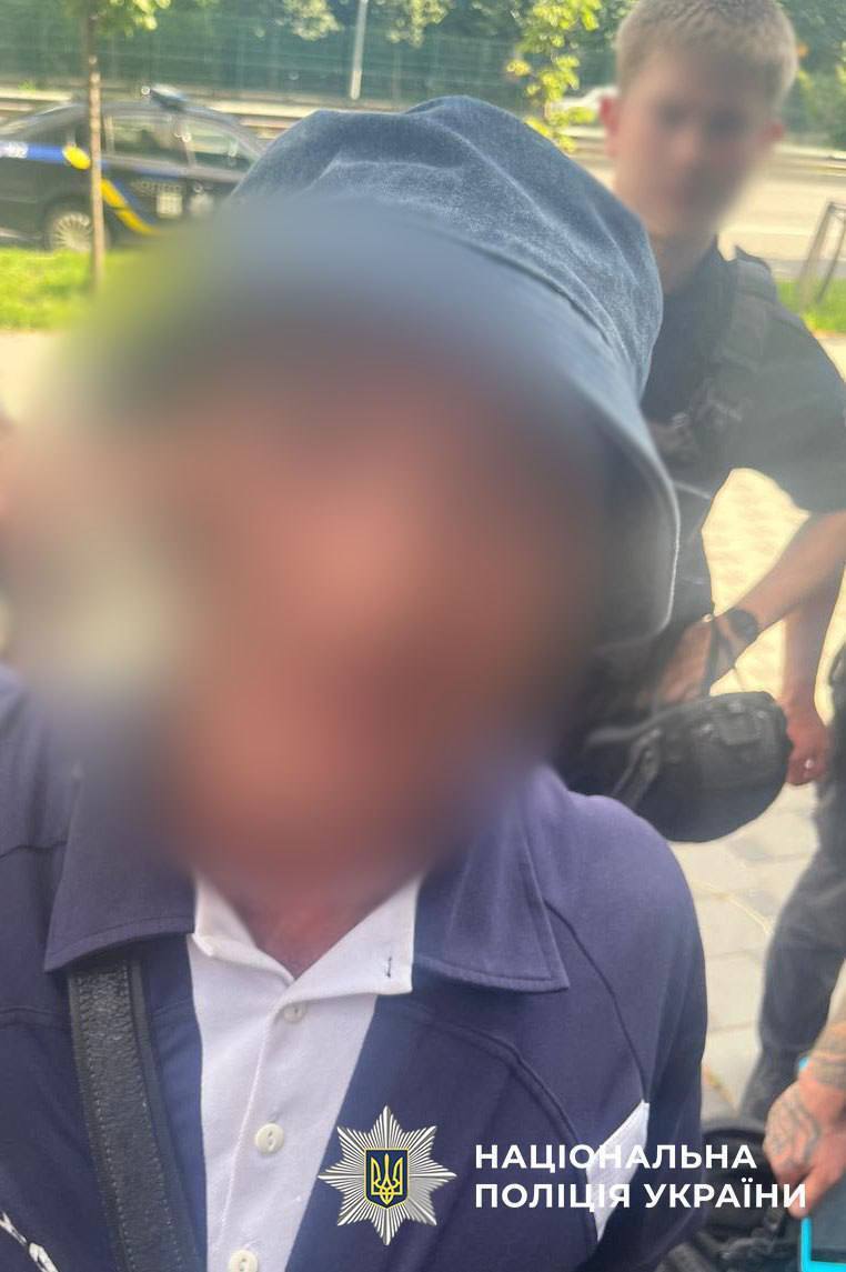 В Киеве двое мужчин, угрожая топором и пистолетом, "выбивали" в кафе зарплату для знакомой. Подробности и фото