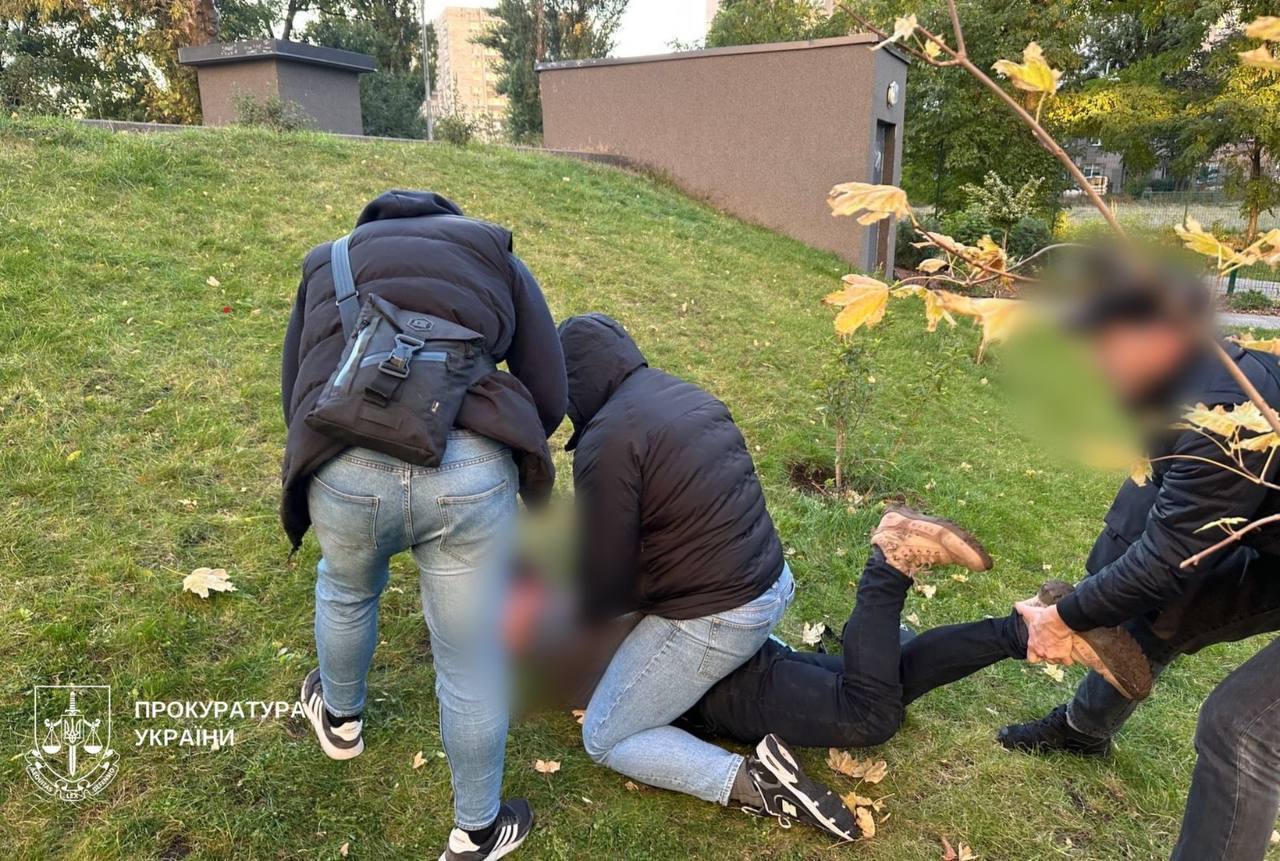 В Киеве экс-патрульный полицейский за $10 тыс. обещал мужчине трудоустройство ради брони. Подробности и фото