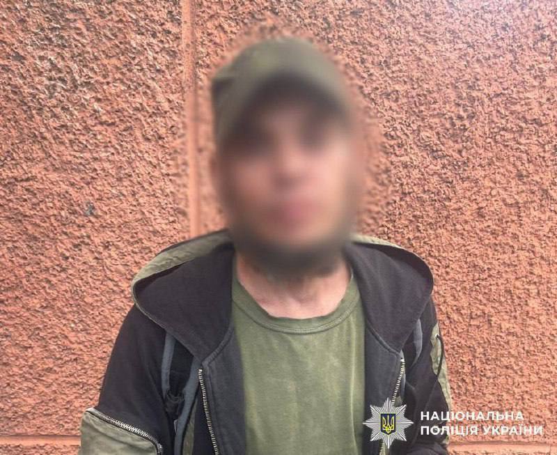 В Киеве двое мужчин, угрожая топором и пистолетом, "выбивали" в кафе зарплату для знакомой. Подробности и фото