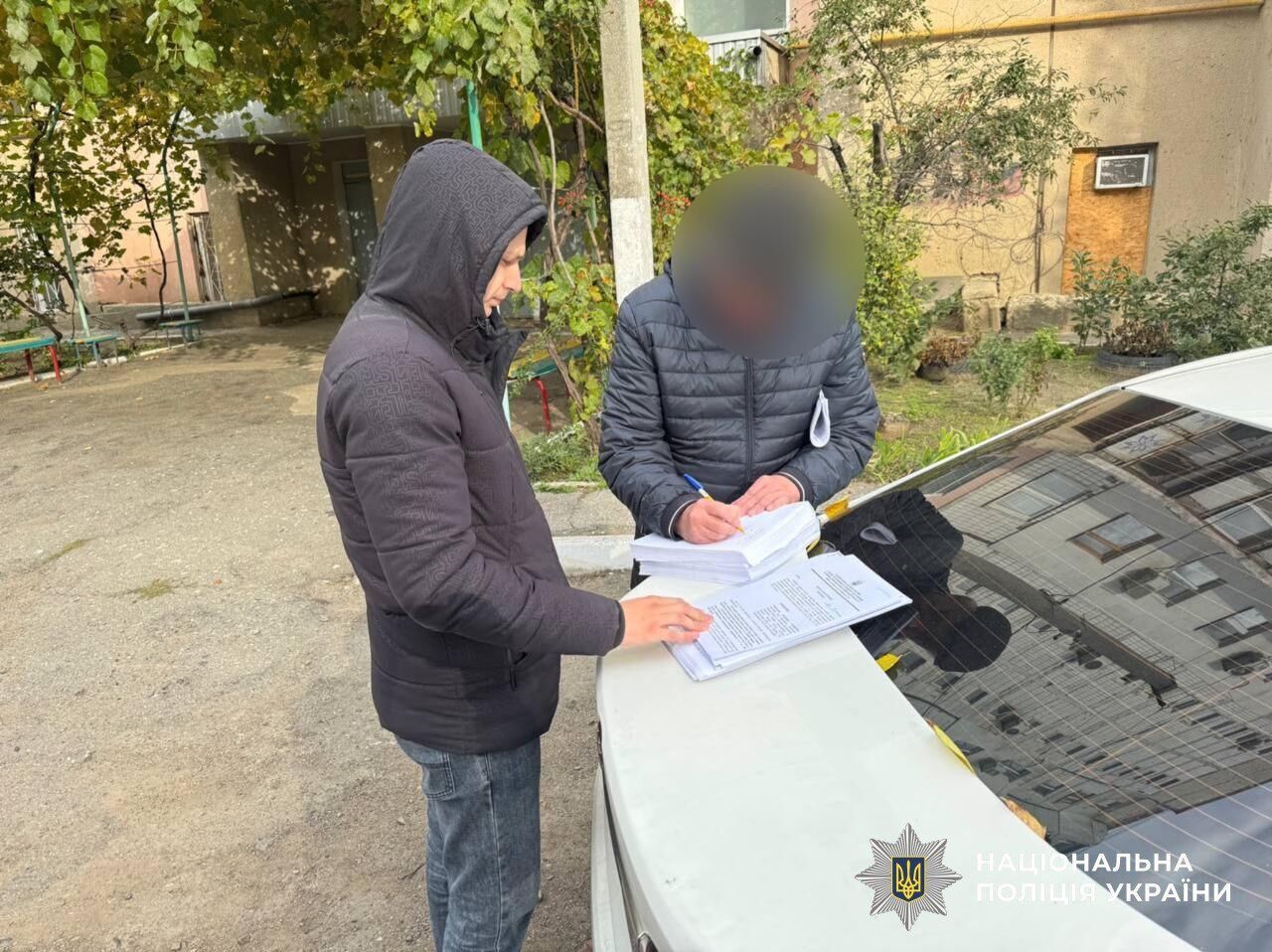 Продавали "амулети" військовим для "захисту" на фронті та хворим: поліцейські викрили шахраїв, які діяли в Україні. Фото й відео