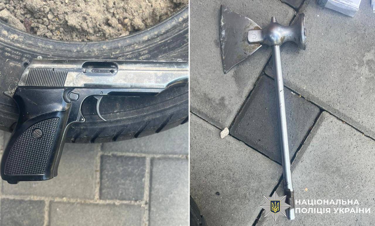 В Киеве двое мужчин, угрожая топором и пистолетом, "выбивали" в кафе зарплату для знакомой. Подробности и фото