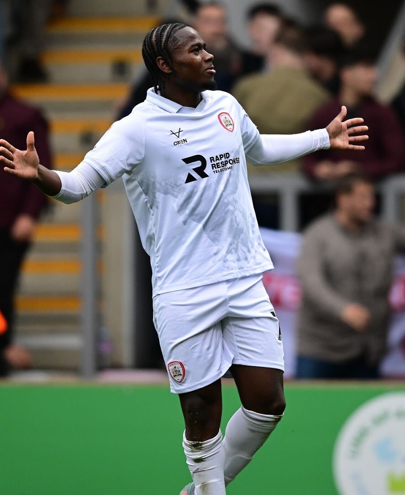 Англійський футболіст забив фантастичний "вертикальний" гол зі своєї половини поля. Відео