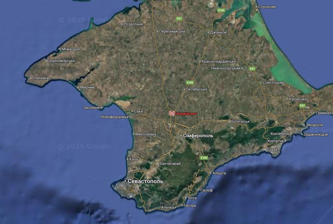 Горить мінімум п'ять ємностей з паливом: супутник показав наслідки атаки на нафтобазу в Криму. Відео