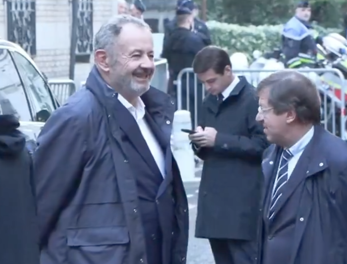 Під вигуки натовпу: експрезидент Франції Ніколя Саркозі залишив свій дім і вирушив до в'язниці. Відео