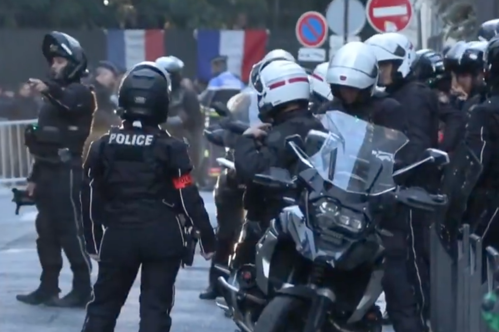 Під вигуки натовпу: експрезидент Франції Ніколя Саркозі залишив свій дім і вирушив до в'язниці. Відео