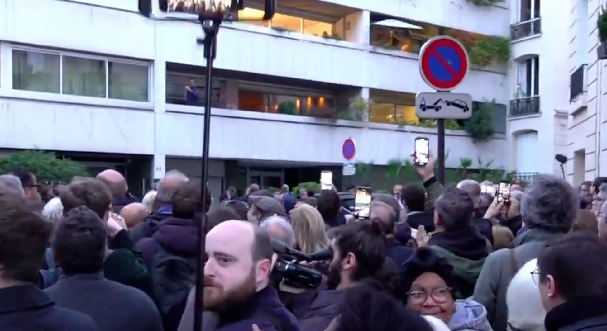 Під вигуки натовпу: експрезидент Франції Ніколя Саркозі залишив свій дім і вирушив до в'язниці. Відео