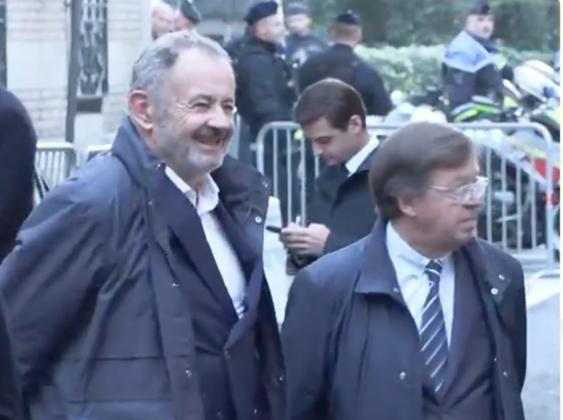 Під вигуки натовпу: експрезидент Франції Ніколя Саркозі залишив свій дім і вирушив до в'язниці. Відео