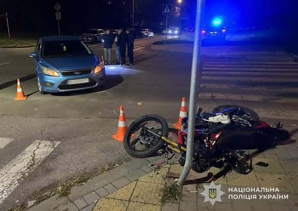 Во Львове 14-летний мотоциклист попал в ДТП с Ford Focus: погибла 16-летняя девушка. Фото