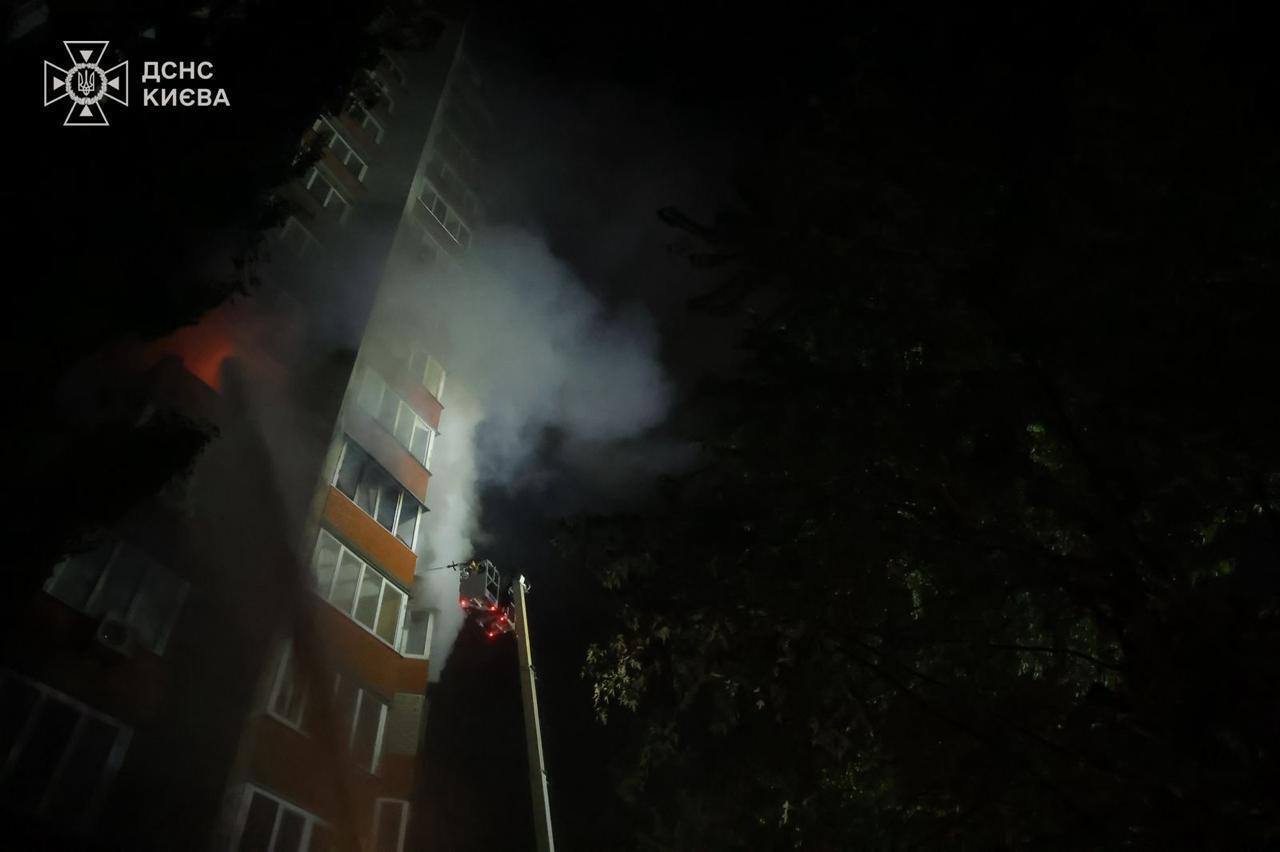 Росія масовано атакувала Київ дронами і балістикою: спалахнули пожежі, є жертви, серед постраждалих – дворічна дитина. Фото та відео
