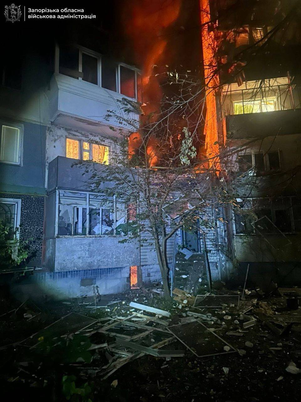Окупанти вдарили "Шахедами" по Запоріжжю: спалахнули будинки, 15 людей постраждали. Фото і відео