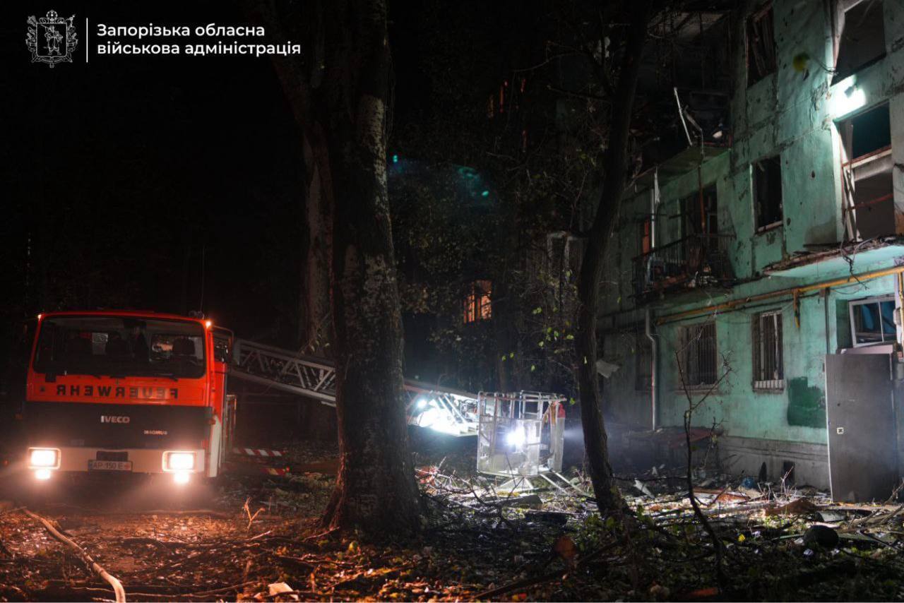 Окупанти вдарили "Шахедами" по Запоріжжю: спалахнули будинки, 15 людей постраждали. Фото і відео